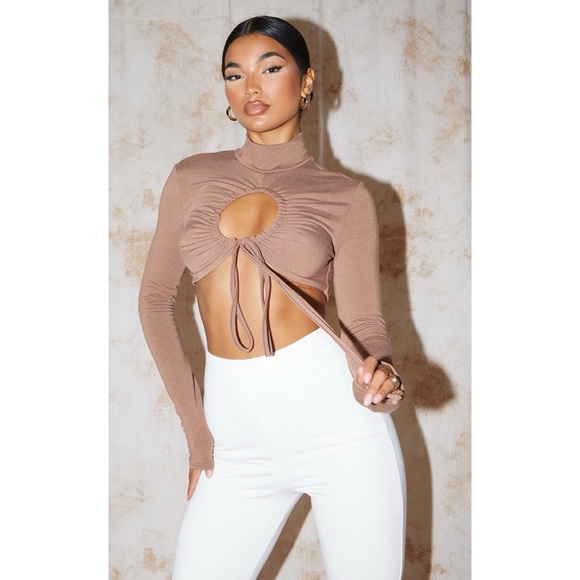 Pretty Little Thing Chocolate Jersey Ruched Keyhole Tie Long Sleeve Crop Top - Picture 2 of 6